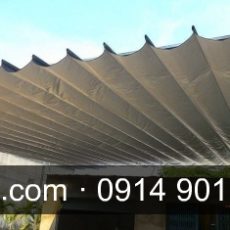 Bạt xếp cố định màu xanh rêu che nắng sân sau nhà phố