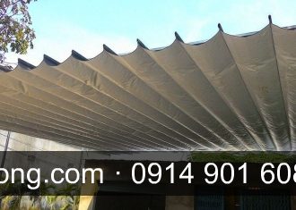 Bạt xếp cố định màu xanh rêu che nắng sân sau nhà phố