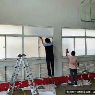 Thi công dán decal mờ cho cửa sổ căn hộ giữ riêng tư