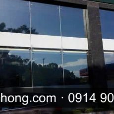 Cửa kính dán phim cách nhiệt màu xanh ngọc nhìn ra sân vườn