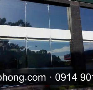 Cửa kính dán phim cách nhiệt màu xanh ngọc nhìn ra sân vườn