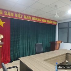Phông hội trường rèm nhung xanh rêu với banner Đảng Cộng sản Việt Nam