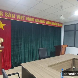 Phông hội trường rèm nhung xanh rêu với banner Đảng Cộng sản Việt Nam