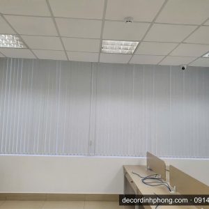 Rèm lá dọc trắng văn phòng mở - Đỉnh Phong