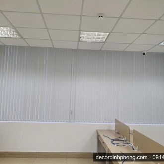 Rèm lá dọc trắng văn phòng mở - Đỉnh Phong