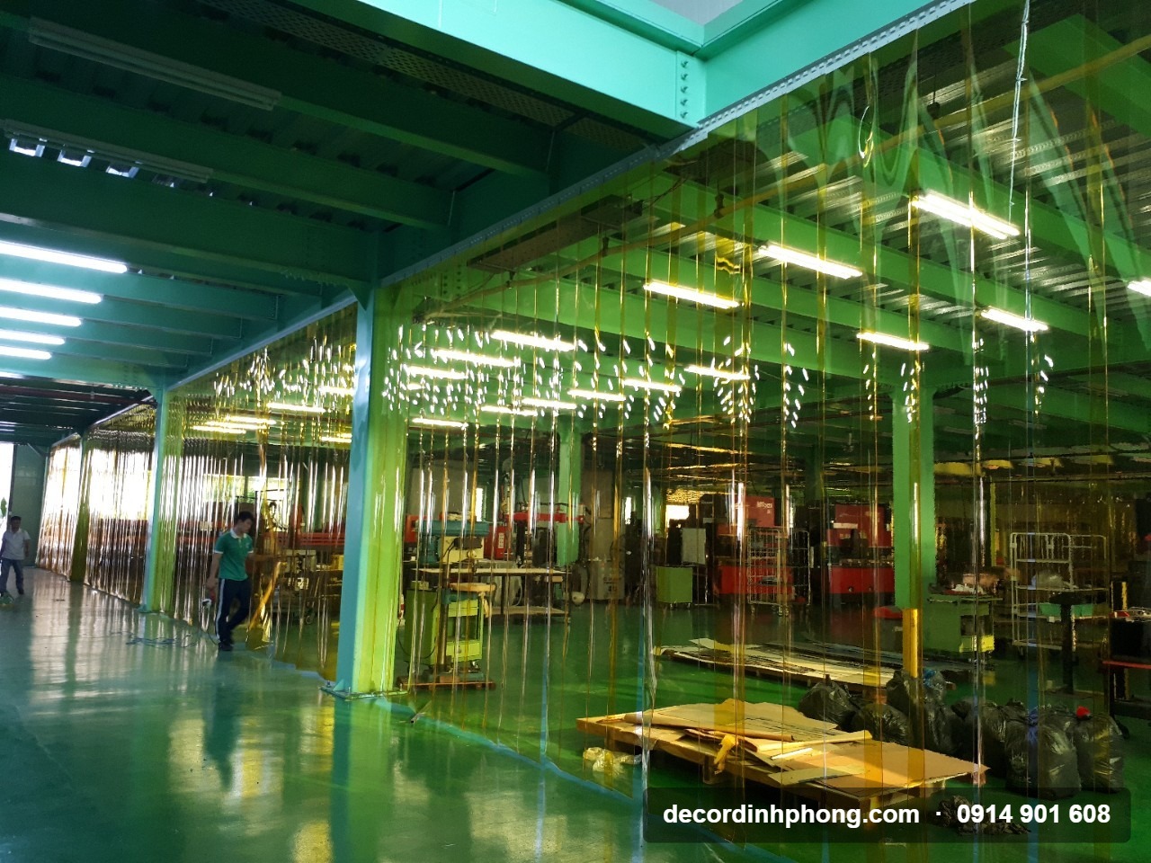 Rèm nhựa PVC chắn bụi màu vàng phân vùng xưởng sản xuất