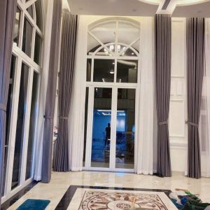Rèm vải 2 lớp xám phối voan trắng cho sảnh villa trần cao