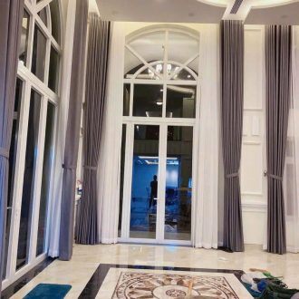 Rèm vải 2 lớp xám phối voan trắng cho sảnh villa trần cao