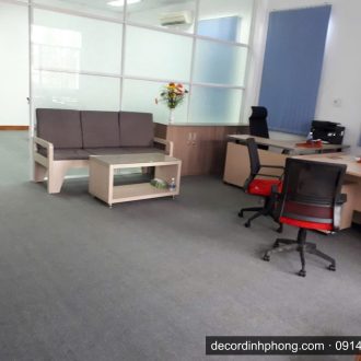 Thảm cuốn màu xám trải sàn văn phòng khu vực tiếp khách