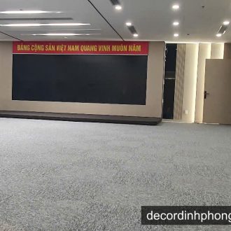 Thảm cuốn màu xám trải sàn hội trường với banner Đảng Cộng sản Việt Nam