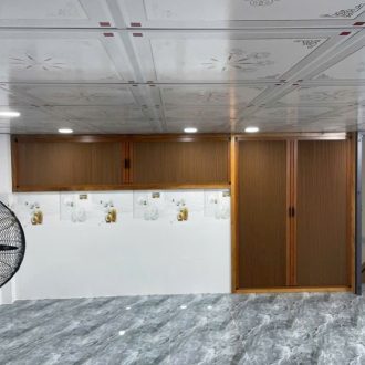 Vách ngăn tổ ong vân gỗ kết hợp tủ lùa cho phòng họp văn phòng