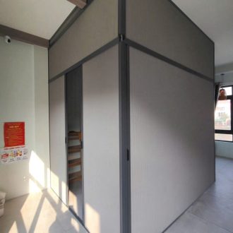 Vách ngăn tổ ong dạng khối kín tạo phòng riêng tư cho spa