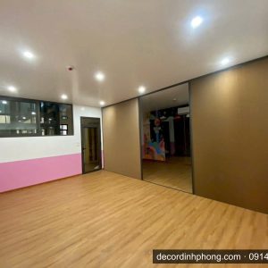 Vách ngăn tổ ong gương phối gỗ ngăn phòng khách hiện đại tại Đỉnh Phong