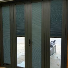 Rèm tổ ong lắp trên cửa xếp 4 cánh nhôm kính cản nắng