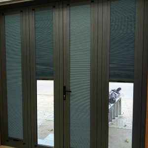 Rèm tổ ong lắp trên cửa xếp 4 cánh nhôm kính cản nắng