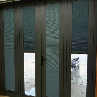 Rèm tổ ong lắp trên cửa xếp 4 cánh nhôm kính cản nắng