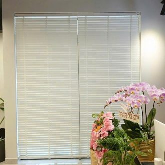 Rèm sáo gỗ trắng cho sảnh lễ tân
