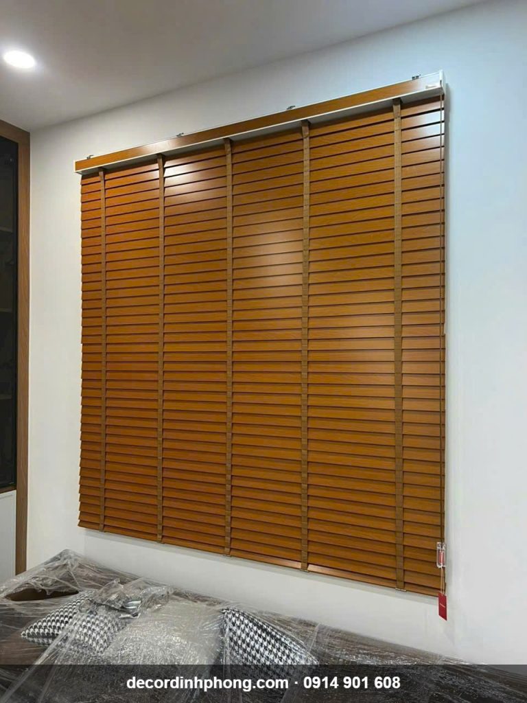 Rèm sáo gỗ màu cam mật ong cho phòng khách