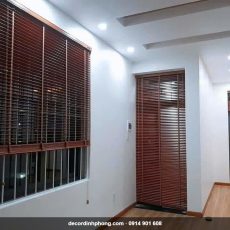 Rèm sáo gỗ nâu đỏ cho hành lang căn hộ