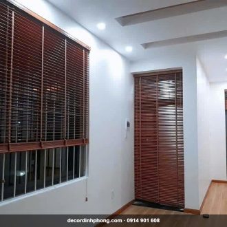 Rèm sáo gỗ nâu đỏ cho hành lang căn hộ