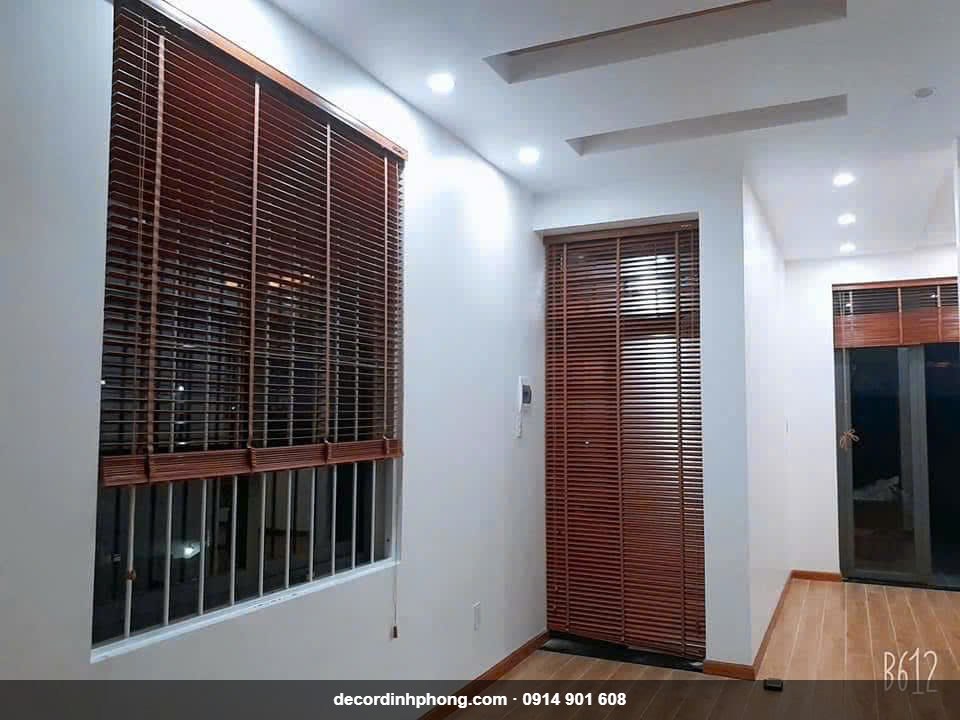 Rèm sáo gỗ nâu đỏ cho hành lang căn hộ