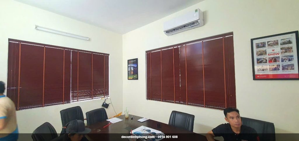 Rèm sáo gỗ nâu đỏ cho phòng họp văn phòng