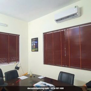 Rèm sáo gỗ nâu đỏ cho phòng họp văn phòng