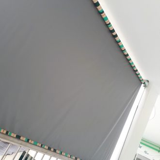 Bạt xếp sọc xanh be cho mái hiên nhà xưởng