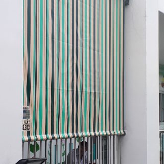 Bạt xếp sọc nhiều màu cho cửa sổ nhà phố