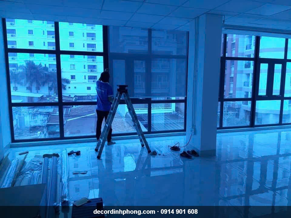 Kỹ thuật viên dán phim cách nhiệt cho văn phòng cao tầng tại Thủ Dầu Một