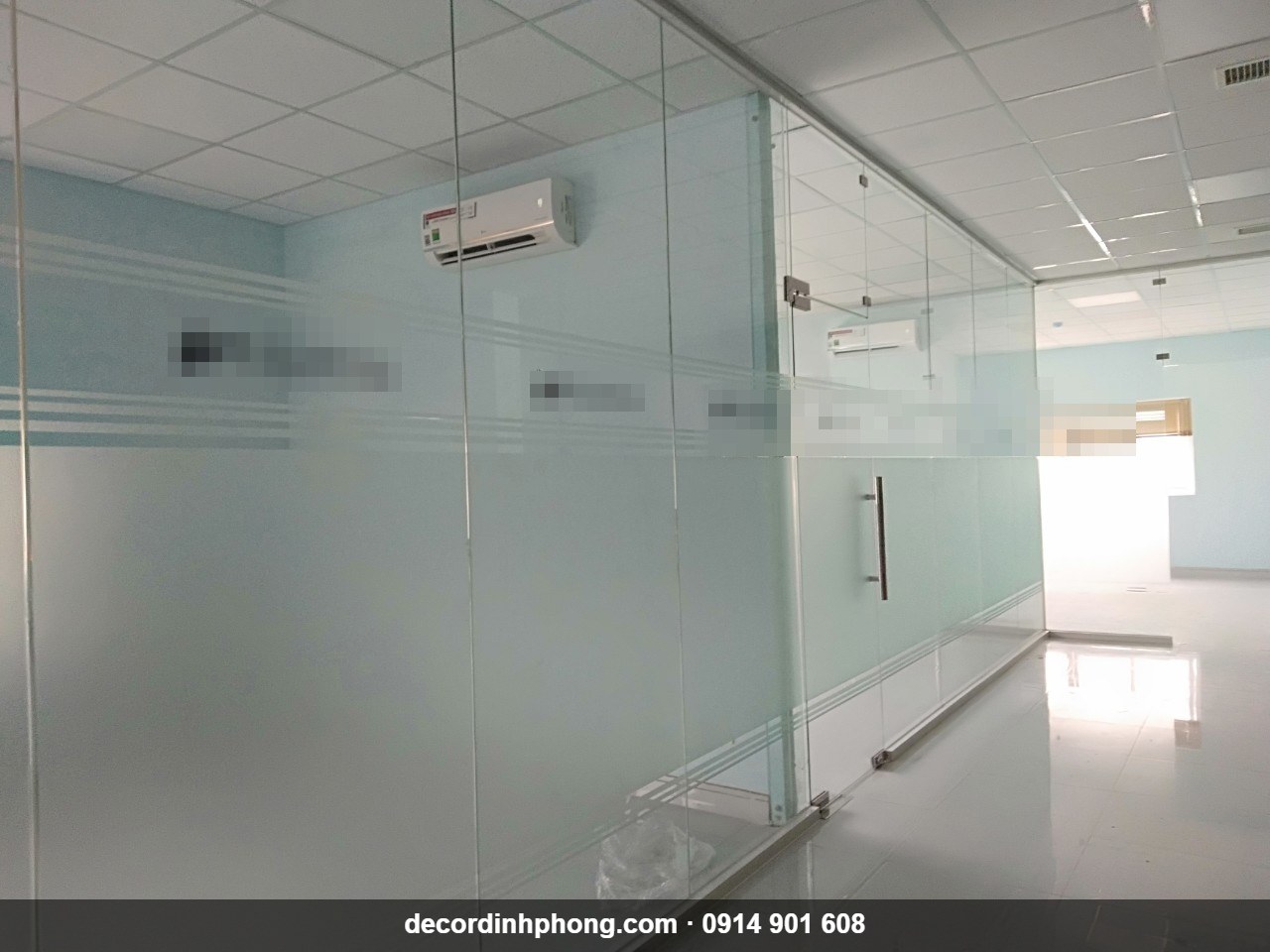 Decal mờ kèm sọc ngang dán vách kính phòng làm việc tại Tân Uyên