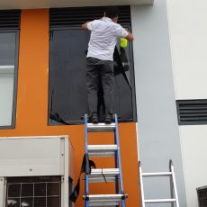 Dán decal chống nắng màu đen cho cửa kính văn phòng