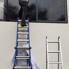 Thi công decal cách nhiệt màu đen cho mặt tiền văn phòng