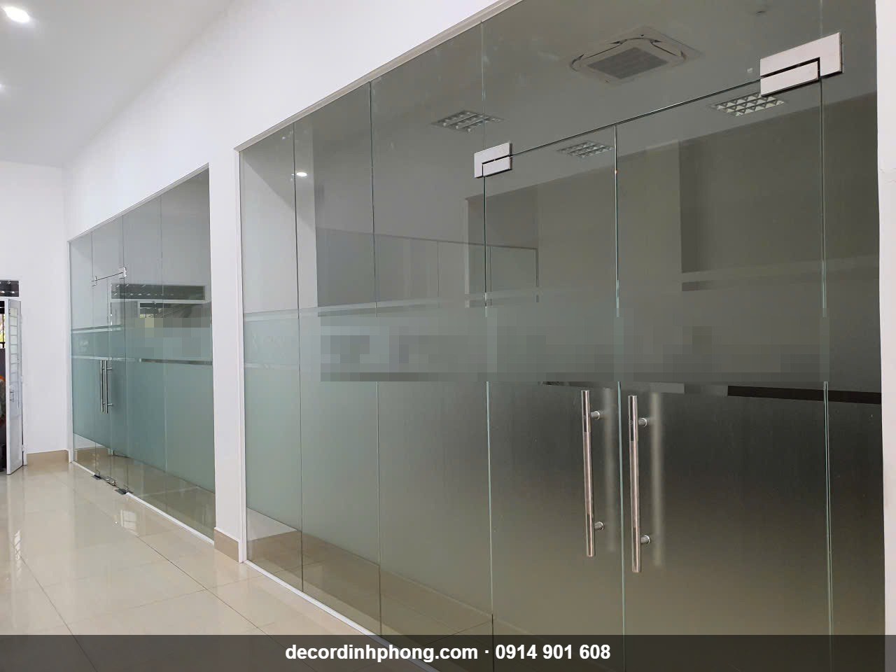 Giấy decal mờ dán vách kính văn phòng tại Tân Uyên, Bình Dương
