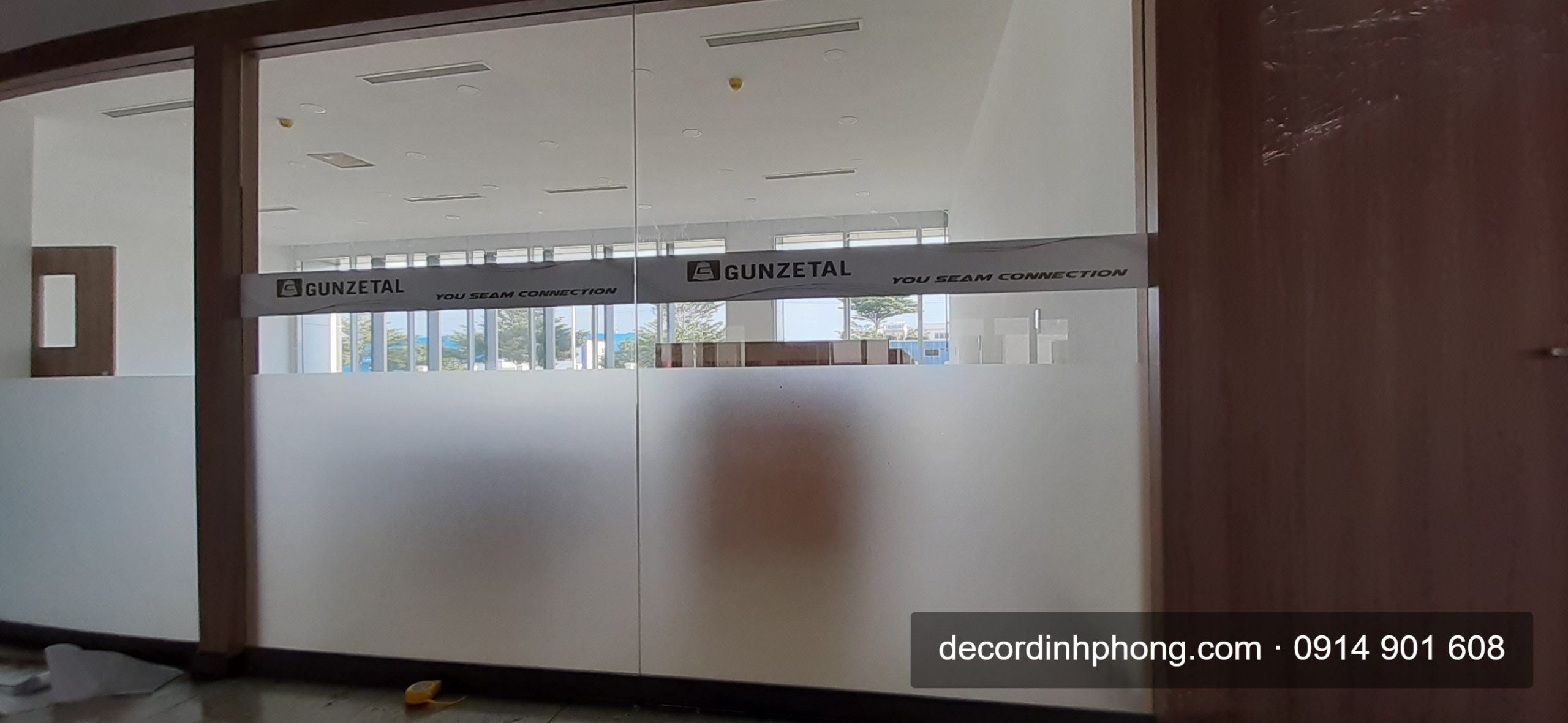 Giấy decal mờ dán vách kính văn phòng tại Nhơn Trạch, Đồng Nai
