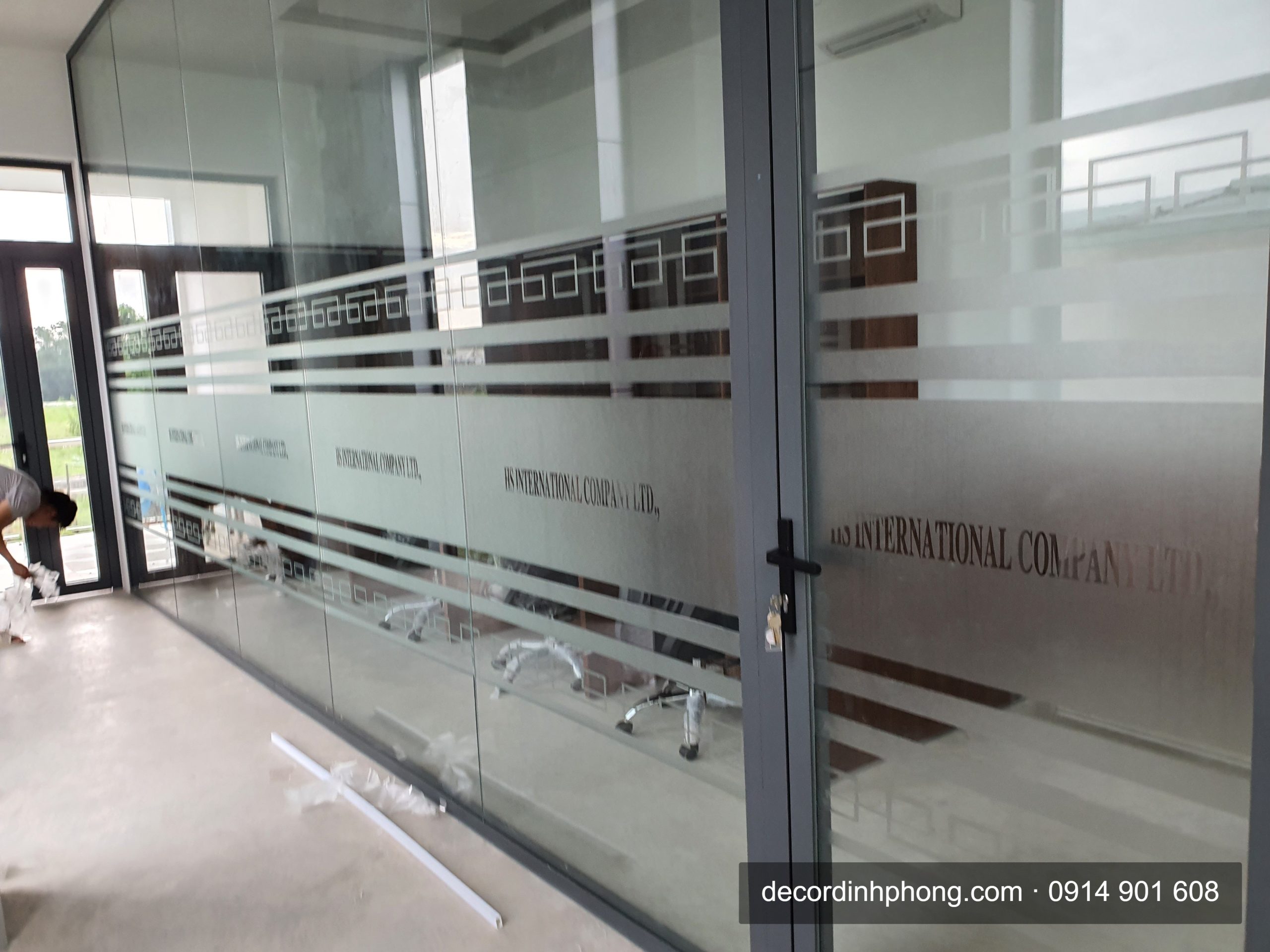 Giấy decal mờ dán vách kính phòng họp