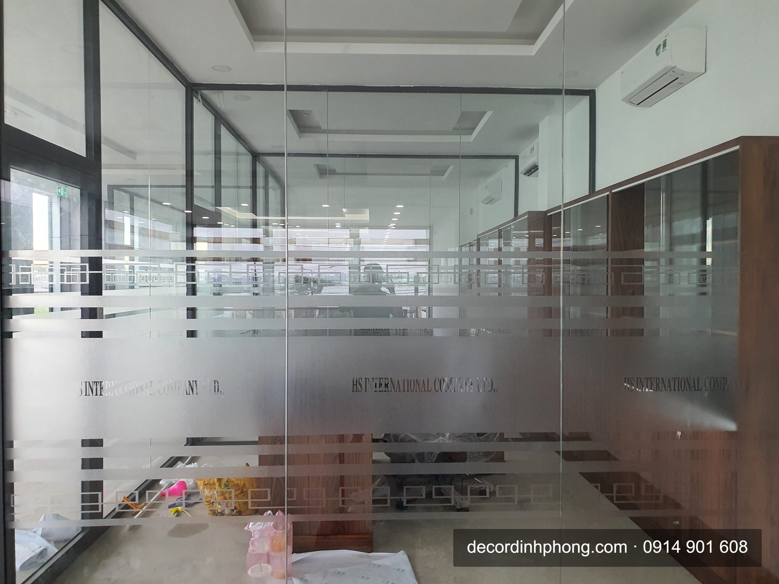 Dải decal ngang trang trí hành lang kính