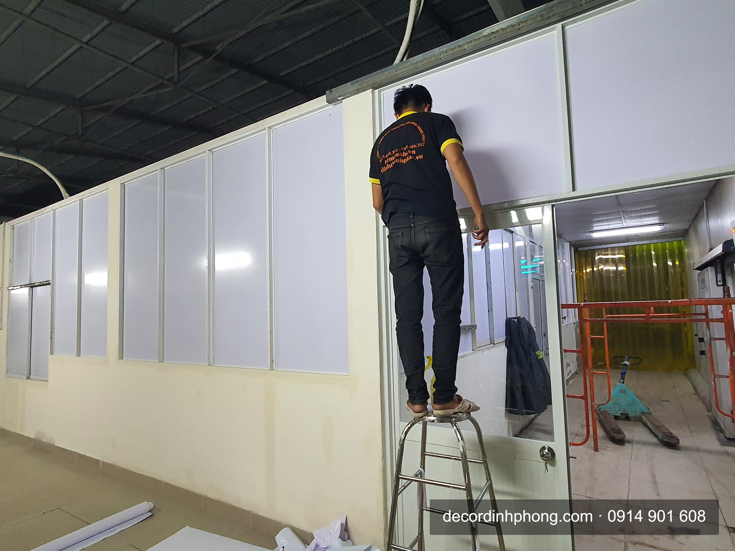 Đội thợ Đỉnh Phong thi công giấy decal tại Nhơn Trạch, Đồng Nai