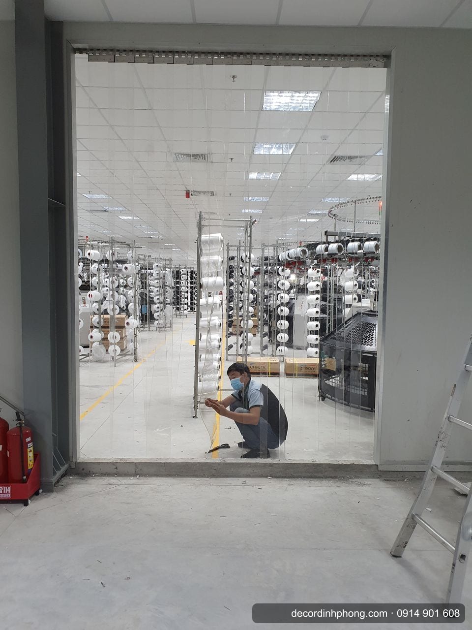 Thợ Đỉnh Phong lắp màn nhựa PVC trong suốt cho cửa nhà xưởng dệt