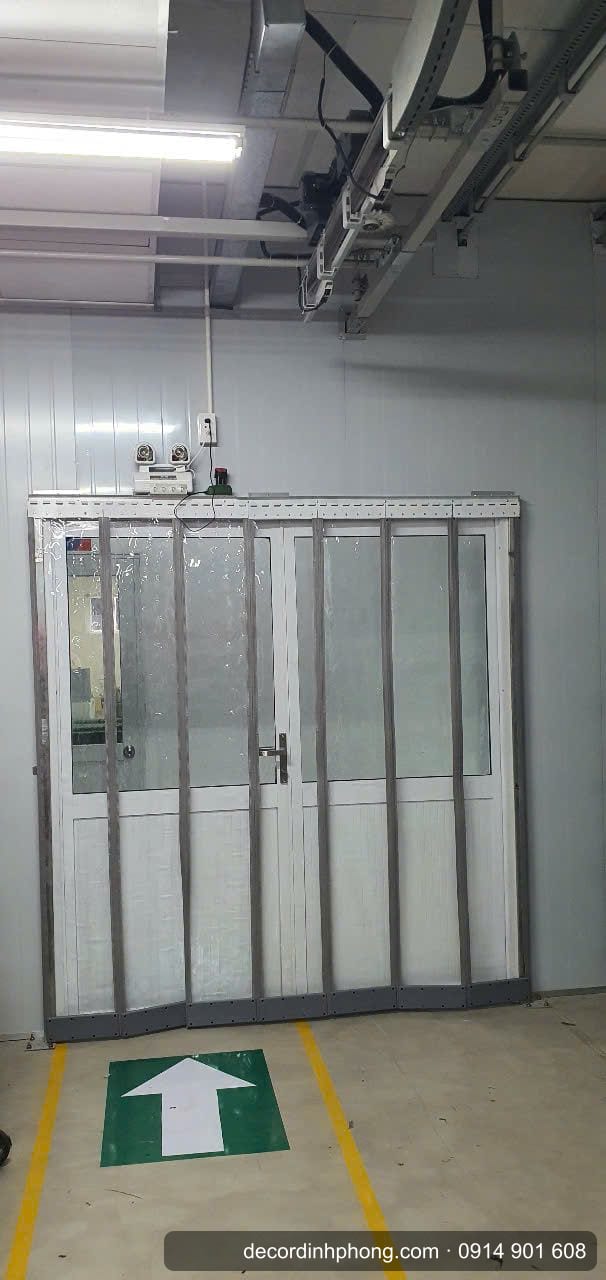 Màn nhựa PVC lắp tại cửa ra vào khu sản xuất