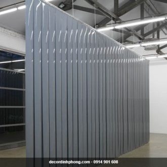 Rèm nhựa PVC xám ngăn phòng góc cong