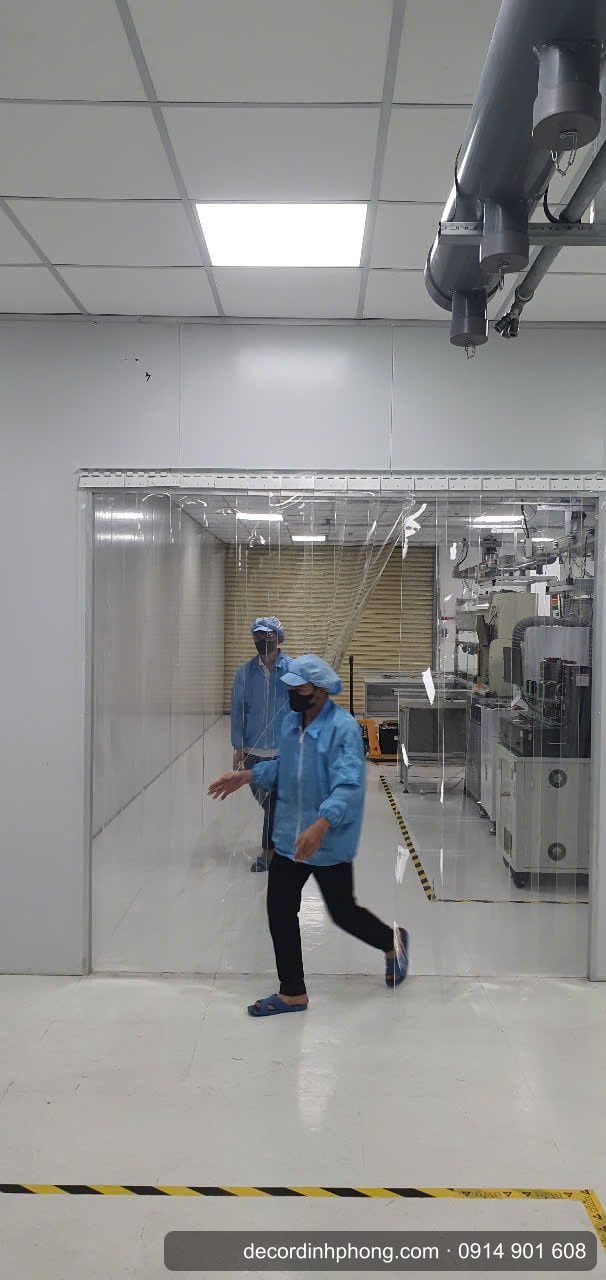 Công nhân đi qua màn nhựa PVC ngăn khu sản xuất phòng sạch