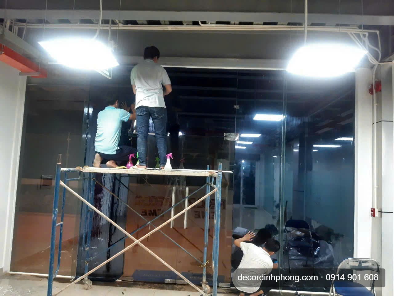 Đội thợ thi công phim cách nhiệt cho mặt kính lớn tại Biên Hòa, Đồng Nai