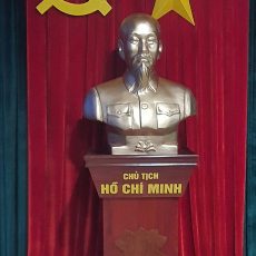 Bục tượng Chủ tịch Hồ Chí Minh mạ đồng cho hội trường