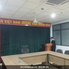 Phông hội trường phối cửa sổ hai bên sân khấu