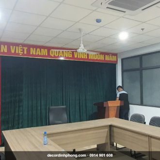 Phông hội trường phối cửa sổ hai bên sân khấu
