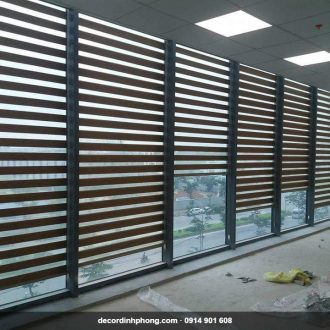 Rèm cầu vồng vân gỗ cho văn phòng cửa kính lớn