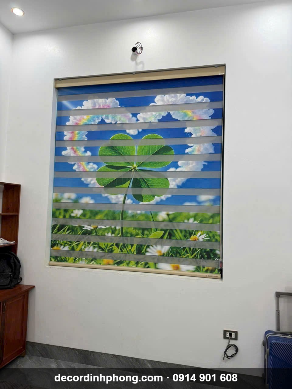 Rèm cầu vồng in tranh cỏ bốn lá nền trời xanh tại Nhơn Trạch, Đồng Nai