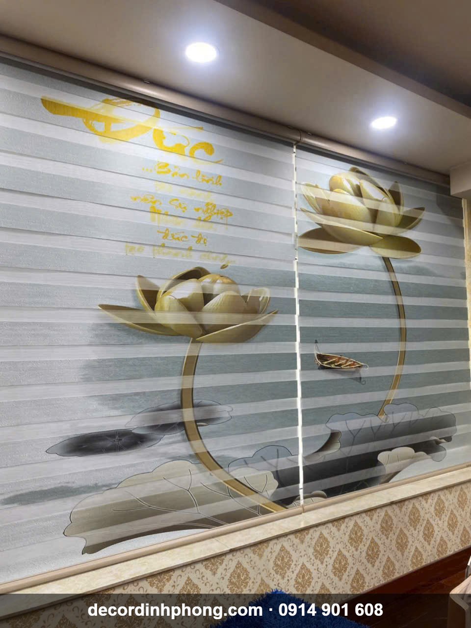 Rèm cầu vồng in tranh hoa sen vàng kèm thư pháp tại Nhơn Trạch