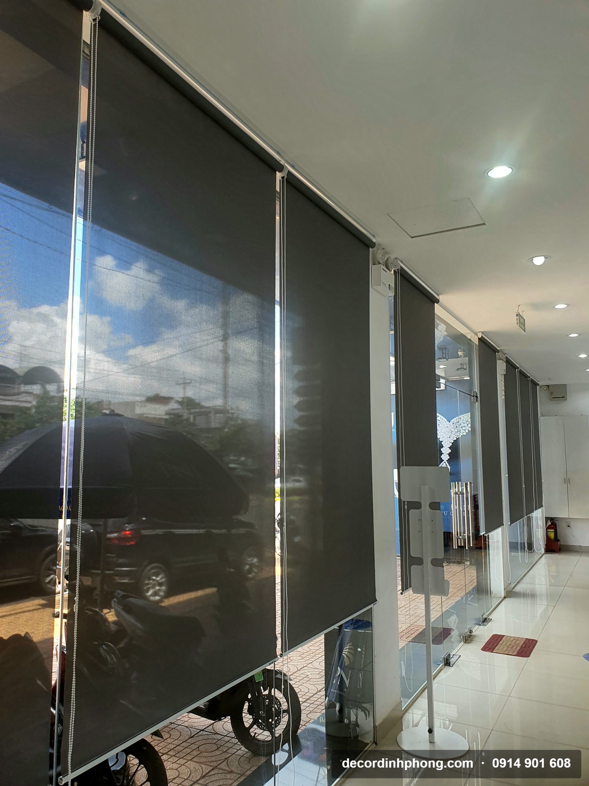 Thi công đồng bộ nhiều ô rèm cuốn cho showroom tại Đồng Nai